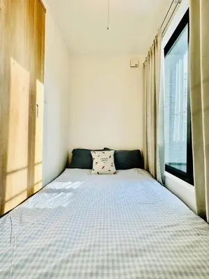 a bedroom with a large bed with a window at Jr \u65b0\u5927\u4e45\u4fdd\u8eca\u7ad9\u5f92\u6b696\u5206 \u65b0\u5efa\u7368\u68df\u6d0b\u623f\u6700\u59278\u4eba\u5165\u4f4f \u96fb\u8eca9\u5206\u76f4\u9054\u6d89\u8c37 in Tokyo