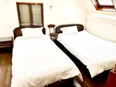 two beds sitting next to each other in a room at \u5e1d\u4eac\u5927\u5b66\u4ed8\u8fd1 \u5341\u6761 in Tokyo