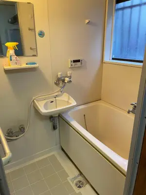 a bathroom with a sink and a bath tub at \u5e1d\u4eac\u5927\u5b66\u4ed8\u8fd1 \u5341\u6761 in Tokyo