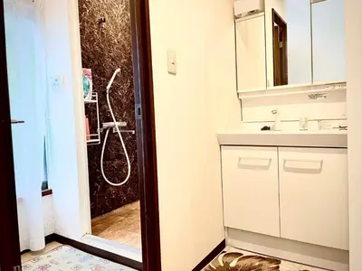 a bathroom with a shower and a sink at \u5e1d\u4eac\u5927\u5b66\u4ed8\u8fd1 \u5341\u6761 in Tokyo