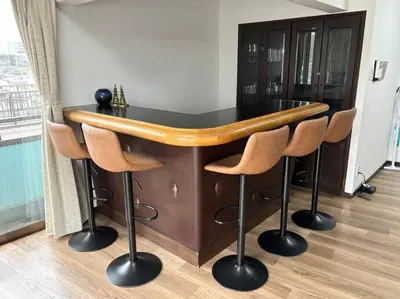 a bar with chairs and a table in a room at \u6c60\u888b\u99c5\u307e\u3067\u96fb\u8eca\u30677\u5206 4LDK98m2 in Tokyo