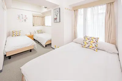 a bedroom with two beds and a window at \u65b0\u5bbf\u6b4c\u821e\u4f0e\u753a\u7e41\u534e\u5546\u4e1a\u533a\u514d\u8d39Wi-Fi#9 in Tokyo