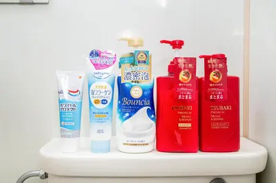 a shelf with hygiene products on top of a toilet at \u65b0\u5bbf\u6b4c\u821e\u4f0e\u753a\u7e41\u534e\u5546\u4e1a\u533a\u514d\u8d39Wi-Fi#9 in Tokyo