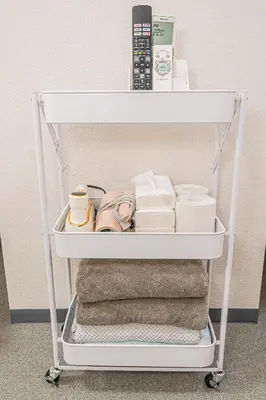 a white shelf with towels and towels on it at \u65b0\u5bbf\u6b4c\u821e\u4f0e\u753a\u7e41\u534e\u5546\u4e1a\u533a\u514d\u8d39Wi-Fi#9 in Tokyo