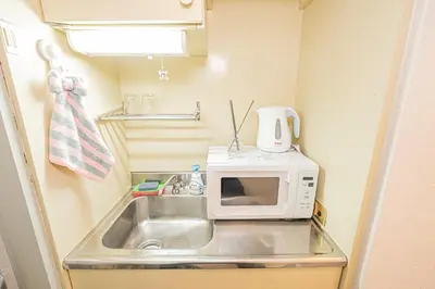 a small kitchen with a sink and a microwave at \u65b0\u5bbf\u6b4c\u821e\u4f0e\u753a\u7e41\u534e\u5546\u4e1a\u533a\u514d\u8d39Wi-Fi#9 in Tokyo