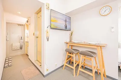 a room with a table and two stools at \u65b0\u5bbf\u6b4c\u821e\u4f0e\u753a\u7e41\u534e\u5546\u4e1a\u533a\u514d\u8d39Wi-Fi#9 in Tokyo