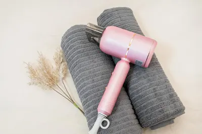 a pink inhaler sitting on top of a gray towel at \u65b0\u5bbf\u6b4c\u821e\u4f0e\u753a\u7e41\u534e\u5546\u4e1a\u533a\u514d\u8d39Wi-Fi#9 in Tokyo
