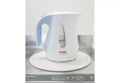 a tea kettle sitting on top of a counter at \u65b0\u5bbf\u6b4c\u821e\u4f0e\u753a\u7e41\u534e\u5546\u4e1a\u533a\u514d\u8d39Wi-Fi#9 in Tokyo
