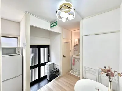 a living room with a door leading to a kitchen at \u6771\u5927\u5c9b\u7ad9\u5f92\u6b656mins-KT0311 in Tokyo