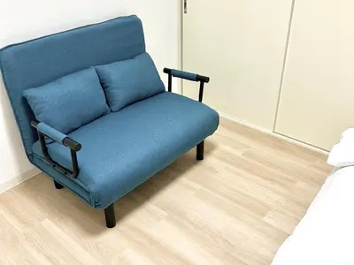 a blue chair sitting in the corner of a room at \u6771\u5927\u5c9b\u7ad9\u5f92\u6b656mins-KT0311 in Tokyo