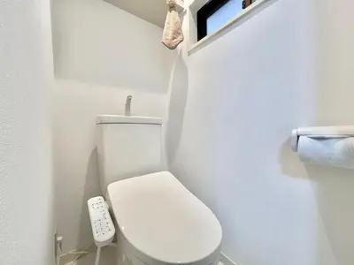 a small bathroom with a toilet with a remote control at \u6771\u5927\u5c9b\u7ad9\u5f92\u6b656mins-KT0311 in Tokyo