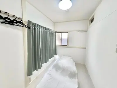 a small room with a bed and a window at \u6771\u5927\u5c9b\u7ad9\u5f92\u6b656mins-KT0311 in Tokyo