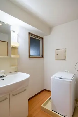 a white kitchen with a sink and a dishwasher at \u30b5\u30cb\u30fc\u30cf\u30a4\u30c4 in Tokyo