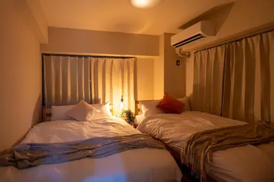 a bedroom with two beds and a window at \u30b5\u30cb\u30fc\u30cf\u30a4\u30c4 in Tokyo