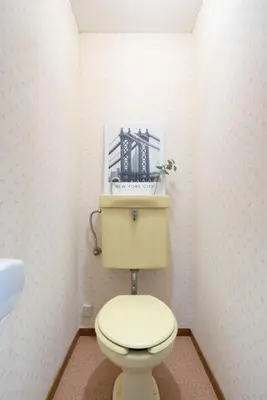 a bathroom with a toilet with a picture of the golden gate bridge at \u30b5\u30cb\u30fc\u30cf\u30a4\u30c4 in Tokyo