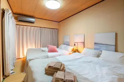 a bedroom with two beds with towels on them at \u30b5\u30cb\u30fc\u30cf\u30a4\u30c4 in Tokyo