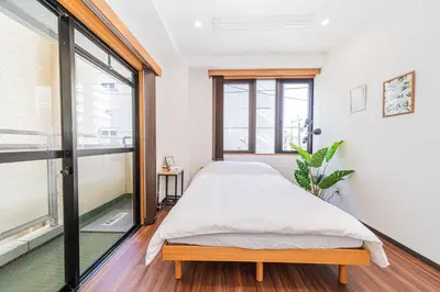 a bedroom with a bed and a window at Momostay Skytree\u524d\u4f11\u696d\u4e2d in Tokyo