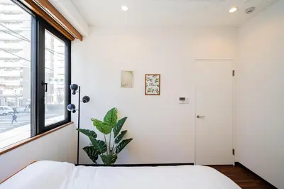 a bedroom with a bed and a window at Momostay Skytree\u524d\u4f11\u696d\u4e2d in Tokyo