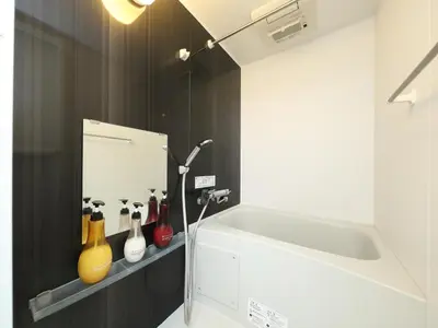a bathroom with a tub and vases on a shelf at - KOMA Hotel- \u6d45\u8349\u99c5\u5f92\u6b696\u5206 \u7bc9\u6d45\u3067Wi-Fi\u4ed8\u304d \u5bb6\u5177\u5bb6\u96fb\u5145\u5b9f in Tokyo