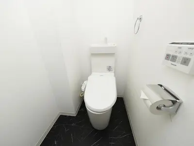 a bathroom with a white toilet and a paper dispenser at - KOMA Hotel- \u6d45\u8349\u99c5\u5f92\u6b696\u5206 \u7bc9\u6d45\u3067Wi-Fi\u4ed8\u304d \u5bb6\u5177\u5bb6\u96fb\u5145\u5b9f in Tokyo