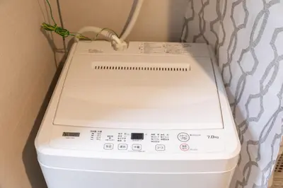 a washing machine sitting next to a curtain at \u6d45\u8349\u30a2\u30d1\u30fc\u30c8\u30e1\u30f3\u30c8301 in Tokyo
