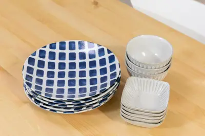a group of plates and bowls on a table at \u6d45\u8349\u30a2\u30d1\u30fc\u30c8\u30e1\u30f3\u30c8301 in Tokyo