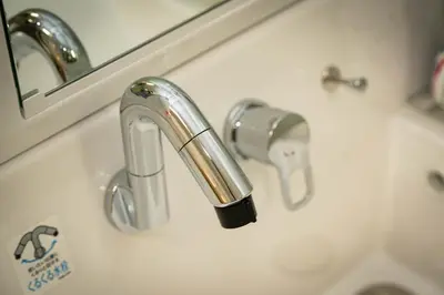 a bathroom sink with a faucet and a mirror at \u677e\u304c\u8c37\u30a2\u30d1\u30fc\u30c8\u30e1\u30f3\u30c8201 in Tokyo