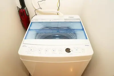 a washing machine sitting in a corner of a room at \u677e\u304c\u8c37\u30a2\u30d1\u30fc\u30c8\u30e1\u30f3\u30c8301 in Tokyo