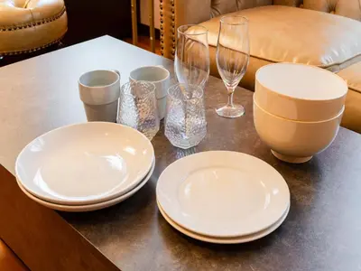 a table with plates and glasses on top of it at \u6d45\u8349\u99c5\u5f92\u6b694\u5206,\u6d45\u8349\u5bfa8\u5206,\u4e0a\u91ce\u99c55\u5206,\u30ab\u30c3\u30d1\u6a4b\u9053\u5177\u88574\u5206,Switch,Wi-Fi in Tokyo