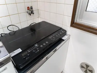 a black stove top oven sitting on top of a stove at \u6d45\u8349\u99c5\u5f92\u6b694\u5206,\u6d45\u8349\u5bfa8\u5206,\u4e0a\u91ce\u99c55\u5206,\u30ab\u30c3\u30d1\u6a4b\u9053\u5177\u88574\u5206,Switch,Wi-Fi in Tokyo