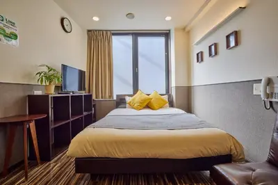a hotel room with a bed and a television at \u30db\u30c6\u30eb\u30b0\u30e9\u30f3\u30d5\u30a9\u30fc\u30c8 in Tokyo