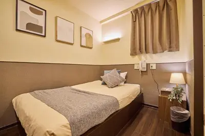 a small room with a bed and a window at \u30db\u30c6\u30eb\u30b0\u30e9\u30f3\u30d5\u30a9\u30fc\u30c8 in Tokyo