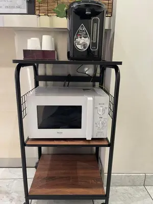 a microwave on a black stand with a toaster oven at \u30db\u30c6\u30eb\u30b0\u30e9\u30f3\u30d5\u30a9\u30fc\u30c8 in Tokyo