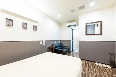 a hotel room with a bed and a chair at \u30db\u30c6\u30eb\u30b0\u30e9\u30f3\u30d5\u30a9\u30fc\u30c8 in Tokyo