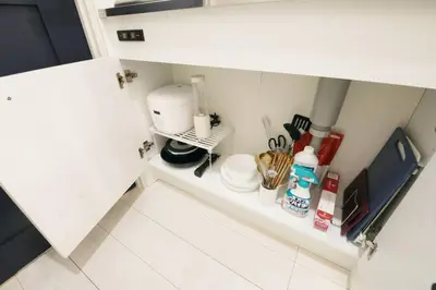 a kitchen counter with a coffee maker on a shelf at \u30bb\u30f3\u30c8\u30ec\u30a4\u62bc\u4e0a\u30ce\u30fc\u30b9 101 in Tokyo