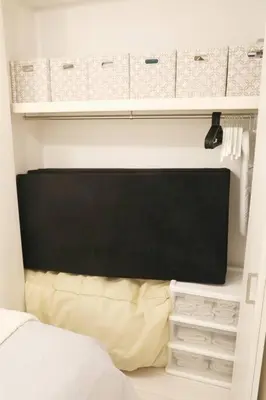 a bedroom with a bed and a blackboard in a room at \u30bb\u30f3\u30c8\u30ec\u30a4\u62bc\u4e0a\u30ce\u30fc\u30b9 101 in Tokyo