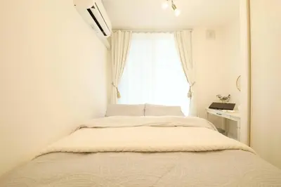 a bed in a room with a window at \u30bb\u30f3\u30c8\u30ec\u30a4\u62bc\u4e0a\u30ce\u30fc\u30b9 101 in Tokyo