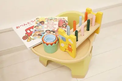 a small yellow table with a book and candles at \u30bb\u30f3\u30c8\u30ec\u30a4\u62bc\u4e0a\u30ce\u30fc\u30b9 101 in Tokyo