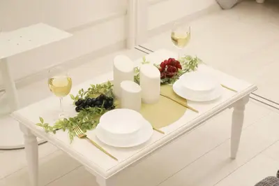 a white table with plates and glasses of wine at \u30bb\u30f3\u30c8\u30ec\u30a4\u62bc\u4e0a\u30ce\u30fc\u30b9 101 in Tokyo