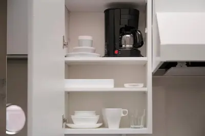 a cupboard with dishes and cups in a kitchen at new!\u9580\u524d\u4ef2\u753a \u8d8a\u4e2d\u5cf6\u304b\u3089\u5f92\u6b695\u5206! \u9280\u5ea7 \u6d45\u8349 \u30b9\u30ab\u30a4\u30c4\u30ea\u30fc \u7bc9\u5730 \u8c4a\u6d32 \u821e\u6d5c\u3078\u30a2\u30af\u30bb\u30b9\u826f\u597d in Tokyo