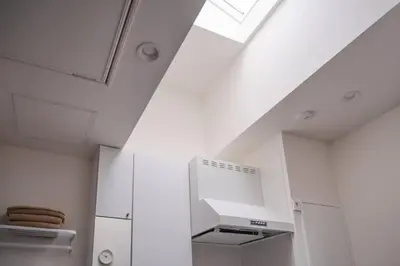 a kitchen with white cabinets and a ceiling at new!\u9580\u524d\u4ef2\u753a \u8d8a\u4e2d\u5cf6\u304b\u3089\u5f92\u6b695\u5206! \u9280\u5ea7 \u6d45\u8349 \u30b9\u30ab\u30a4\u30c4\u30ea\u30fc \u7bc9\u5730 \u8c4a\u6d32 \u821e\u6d5c\u3078\u30a2\u30af\u30bb\u30b9\u826f\u597d in Tokyo