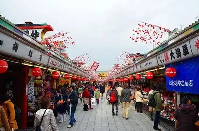 a crowd of people walking through a market with red lanterns at new!\u9580\u524d\u4ef2\u753a \u8d8a\u4e2d\u5cf6\u304b\u3089\u5f92\u6b695\u5206! \u9280\u5ea7 \u6d45\u8349 \u30b9\u30ab\u30a4\u30c4\u30ea\u30fc \u7bc9\u5730 \u8c4a\u6d32 \u821e\u6d5c\u3078\u30a2\u30af\u30bb\u30b9\u826f\u597d in Tokyo