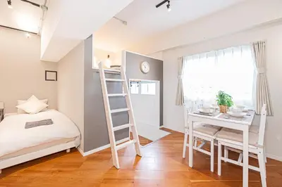 a bedroom with a bunk bed and a desk with a ladder at \u65b0\u5bbf\u5340\u6771\u65b0\u5bbf\u7ad9\u5f92\u6b652\u5206\u9418\u623f\u6e90\u4ea4\u901a\u65b9\u4fbf\u514d\u8cbbWi-Fi in Tokyo