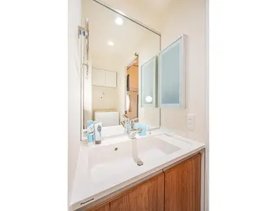 a bathroom with a sink and a large mirror at \u65b0\u5bbf\u5340\u6771\u65b0\u5bbf\u7ad9\u5f92\u6b652\u5206\u9418\u623f\u6e90\u4ea4\u901a\u65b9\u4fbf\u514d\u8cbbWi-Fi in Tokyo