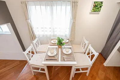 a white dining room table with white chairs and a window at \u65b0\u5bbf\u5340\u6771\u65b0\u5bbf\u7ad9\u5f92\u6b652\u5206\u9418\u623f\u6e90\u4ea4\u901a\u65b9\u4fbf\u514d\u8cbbWi-Fi in Tokyo