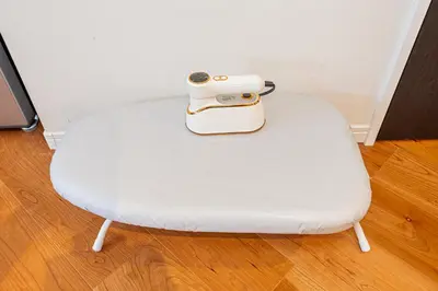 a toaster sitting on top of a white stool at \u65b0\u5bbf\u5340\u6771\u65b0\u5bbf\u7ad9\u5f92\u6b652\u5206\u9418\u623f\u6e90\u4ea4\u901a\u65b9\u4fbf\u514d\u8cbbWi-Fi in Tokyo