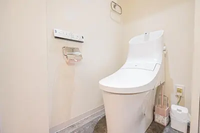a bathroom with a white toilet in a room at \u65b0\u5bbf\u5340\u6771\u65b0\u5bbf\u7ad9\u5f92\u6b652\u5206\u9418\u623f\u6e90\u4ea4\u901a\u65b9\u4fbf\u514d\u8cbbWi-Fi in Tokyo