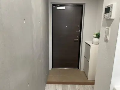 a hallway with a black door in a room at COMMA HOUSE Otsuka 3-3 in Tokyo
