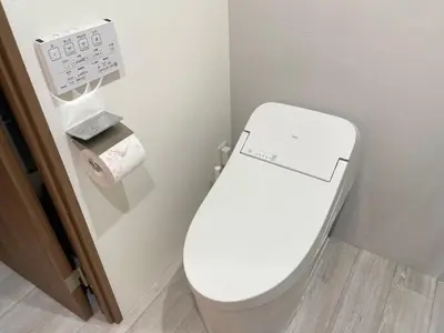a bathroom with a white toilet in a room at COMMA HOUSE Otsuka 3-3 in Tokyo
