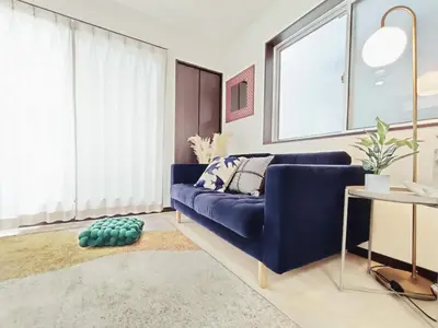 a blue couch in a living room with a window at \u6c60\u888b\u72ec\u7acb3\u5c42\u522b\u5885 5\u5ba41\u53851\u6d74\u5ba42\u536b\u751f\u95f4 \u6700\u592712\u4eba \u94f6\u5ea7\u65b0\u5bbf\u6d89\u8c37\u4e0a\u91ce\u4e1c\u4eac\u76f4\u901a in Tokyo